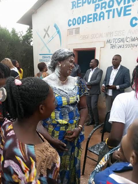 Julie Kasongo, responsable du social de la COMIAKOL, honorée par les représentants de la presse